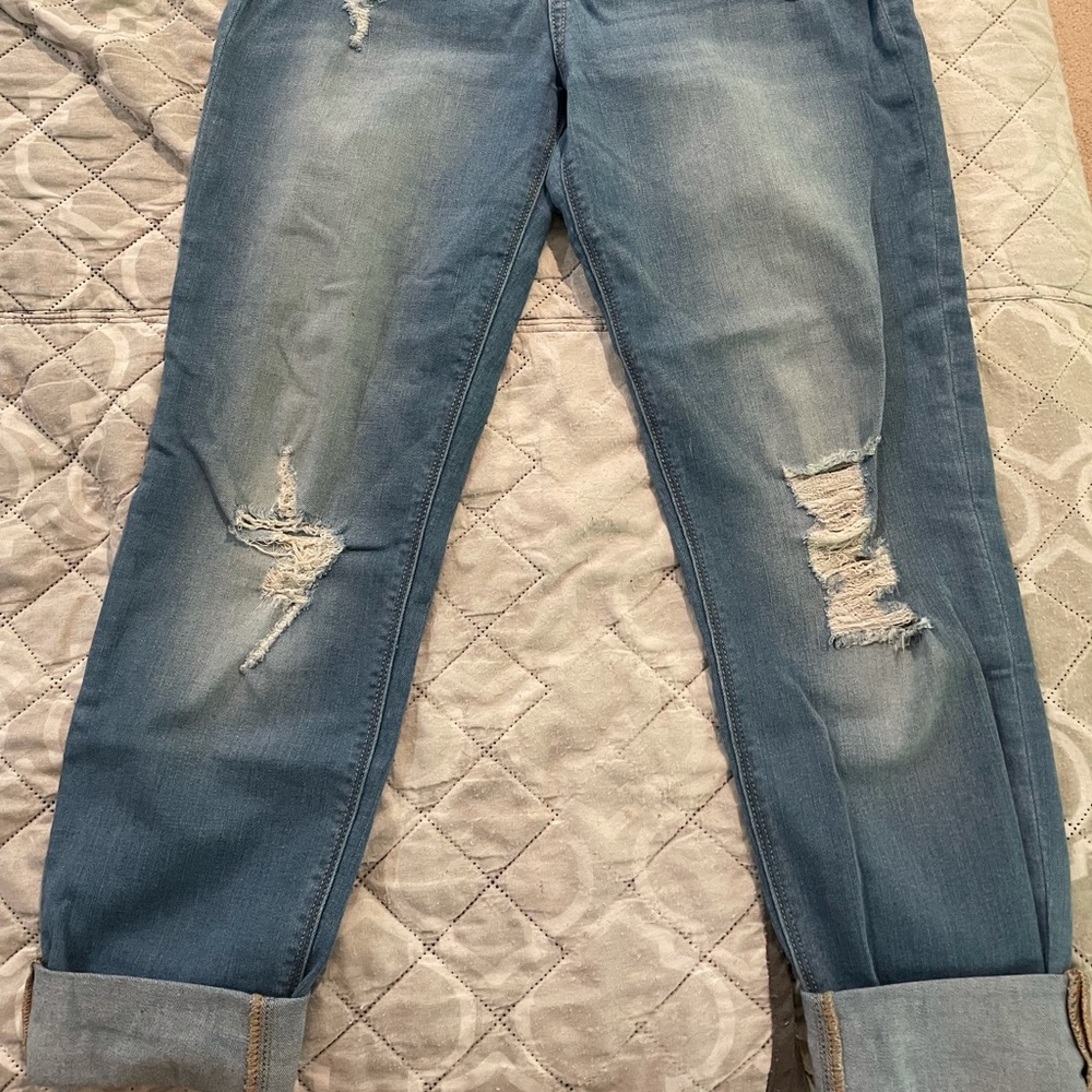 Distressed cropped jeans